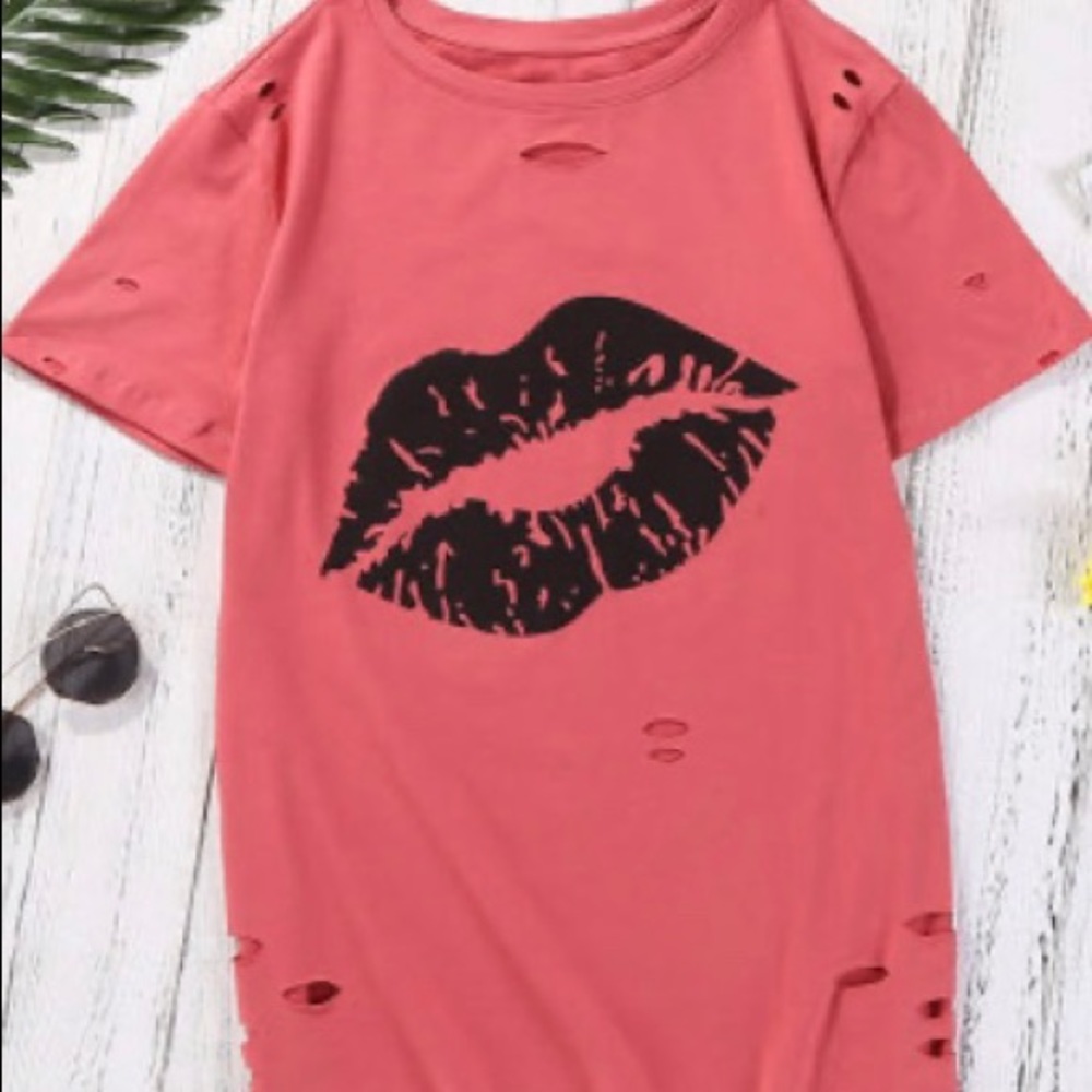 Kiss The Lips Distressed Tee - Picture 5 of 6